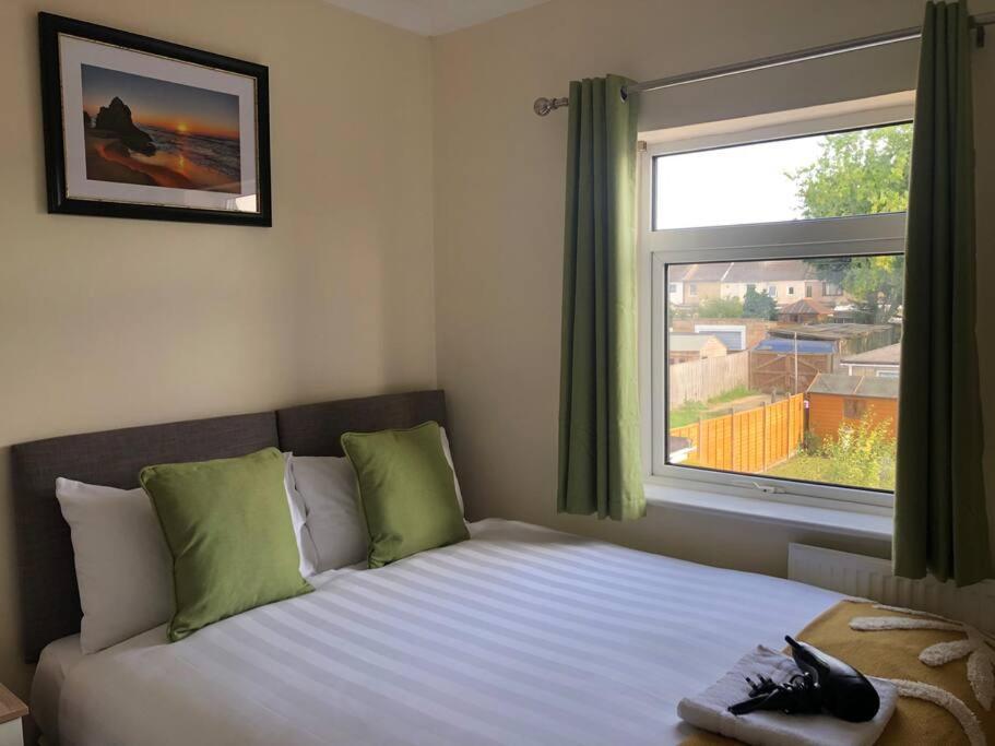 Edinburgh Street Home - Beautiful House With Free Parking And Wifi, Equipped With Comfy Furnitures Swindon Exterior photo