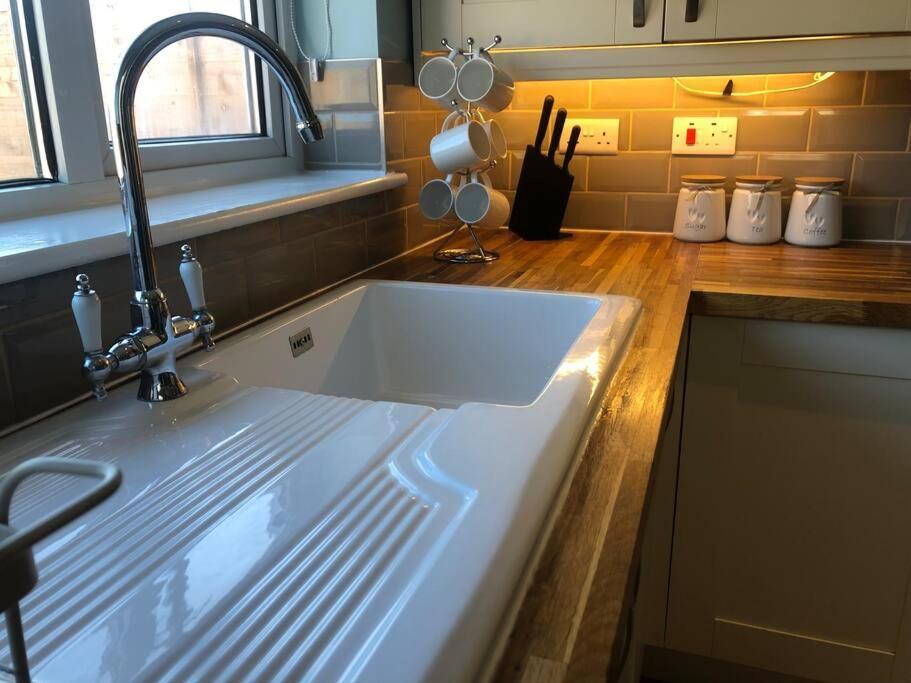 Edinburgh Street Home - Beautiful House With Free Parking And Wifi, Equipped With Comfy Furnitures Swindon Exterior photo