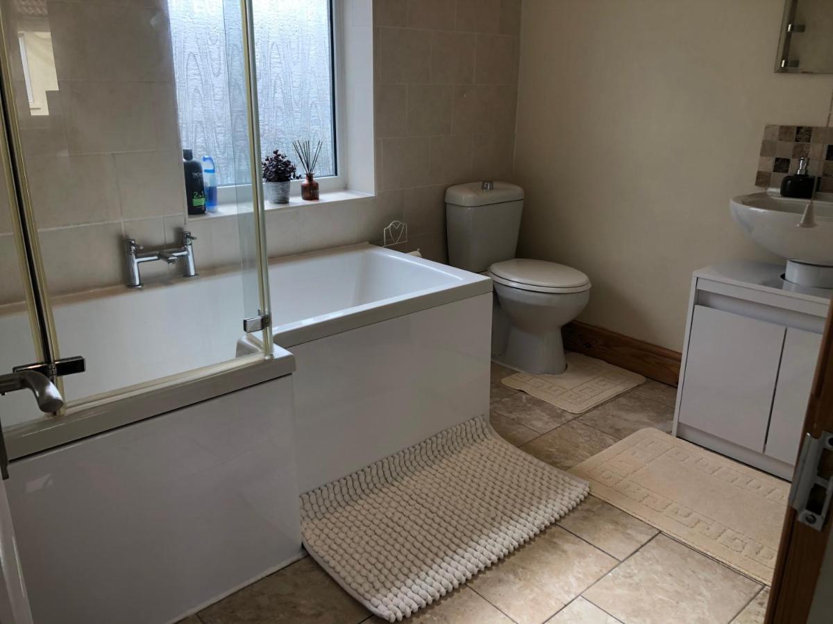 Edinburgh Street Home - Beautiful House With Free Parking And Wifi, Equipped With Comfy Furnitures Swindon Exterior photo