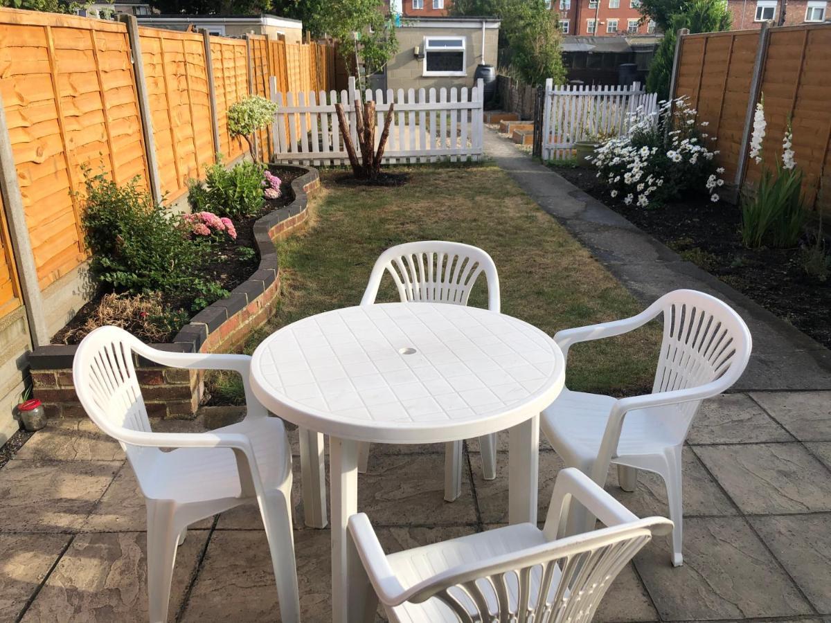 Edinburgh Street Home - Beautiful House With Free Parking And Wifi, Equipped With Comfy Furnitures Swindon Exterior photo