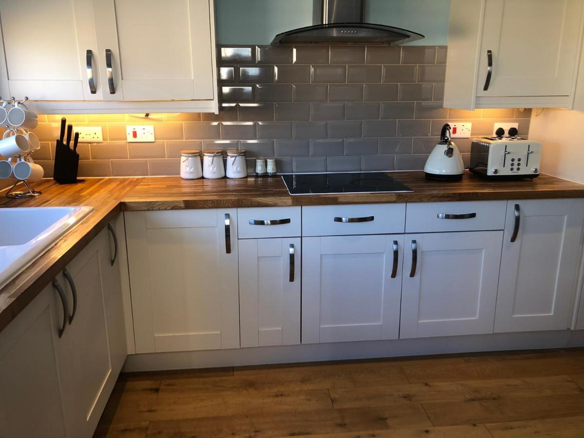 Edinburgh Street Home - Beautiful House With Free Parking And Wifi, Equipped With Comfy Furnitures Swindon Exterior photo